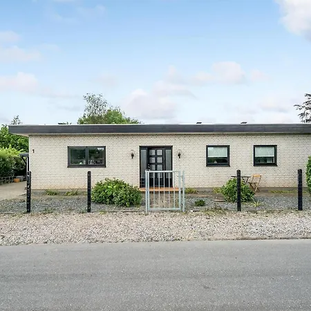5 Bedroom Beautiful In Holiday home